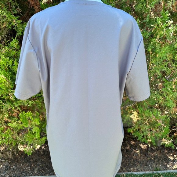 Women’s White CrossFit Gray V-Neck Scrub Top size M - Picture 3 of 5